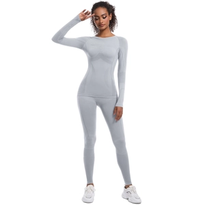 Dettaglio del tessuto senza cuciture sul set yoga grigio chiaro a maniche lunghe