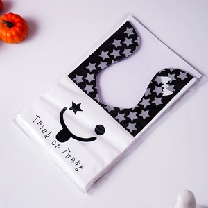 Dettaglio dei sacchetti regalo Halloween Trick or Treat con pipistrelli e stelle nere