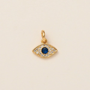 Exquis pendentif œil maléfique plaqué or avec cristal bleu central et pavé de zircons