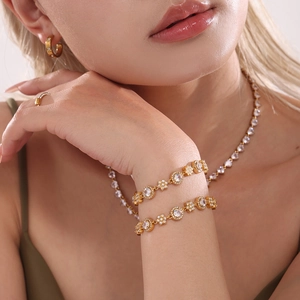 Set gioielli lusso placcato oro 18K con fiori in zircone 5A e dettagli tondi brillanti
