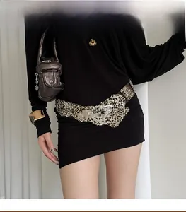 Gros plan sur ceinture léopard avec strass brillants et petite pochette en cuir noir