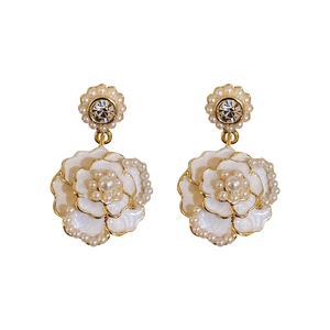 Französische Vintage-Kamelien-Ohrstecker mit Perlen und Diamanten in Weiß und Gold