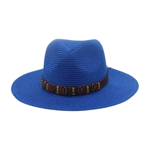 Détail du chapeau Fedora bleu roi en paille avec bande en cuir et ornements ethniques
