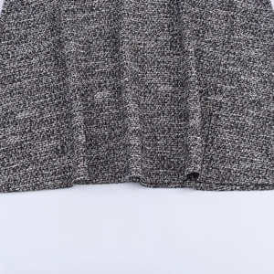 Robe tendance en tweed noir et blanc présentant les détails du tissu tissé de haute qualité
