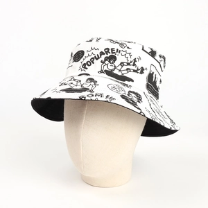 Détail d'un chapeau bob avec imprimé BD rétro et motifs de personnages de dessin animé