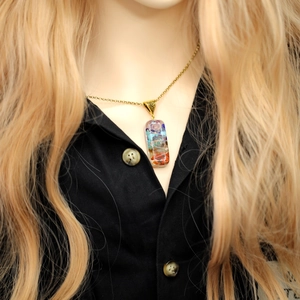 Collier avec pendentif en résine de pierre naturelle colorée sur chaîne dorée