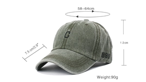 Dettaglio del ricamo con lettera C e testo 1999 su berretto da baseball verde militare