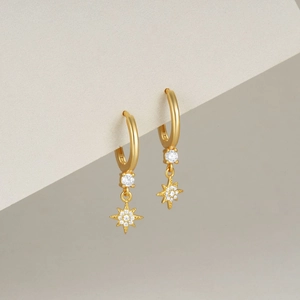Détail des boucles d'oreilles créoles en argent S925 doré avec étoile et cristaux brillants