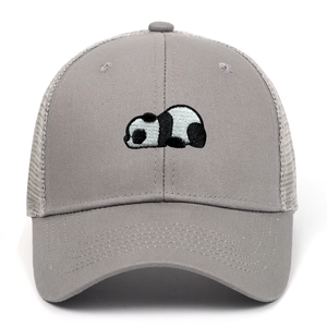 Cappello trucker grigio con ricamo panda e rete traspirante per attività all'aperto
