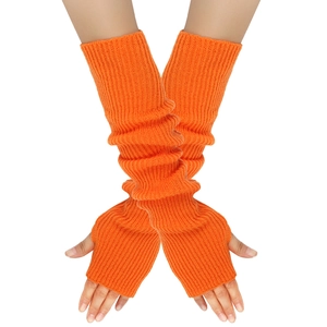 Details langer orangefarbener Strick-Armstulpen mit fingerlosem Design und Rippstruktur