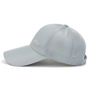 Graue Mesh-Baseballkappe mit langem Schirm und SPORT-Stickerei für Sonnenschutz im Freien