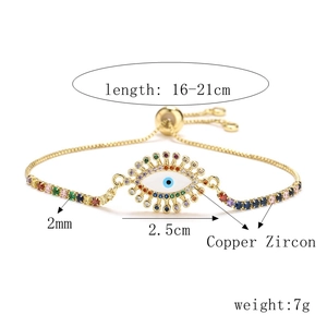 Détail d'un bracelet œil porte-bonheur en cuivre plaqué or 18K avec zircons colorés