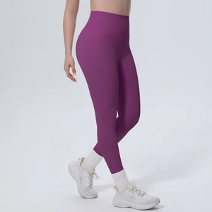 Dunkelviolette High-Waist-Yoga-Leggings mit Push-up-Effekt und weißen Sportschuhen