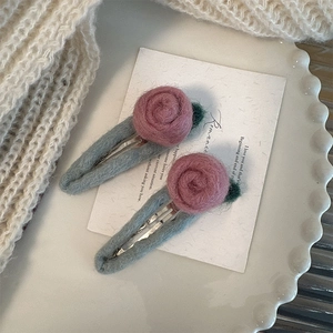 Paire de barrettes à fleurs de rose tricotées à la main sur pinces BB bleu velours