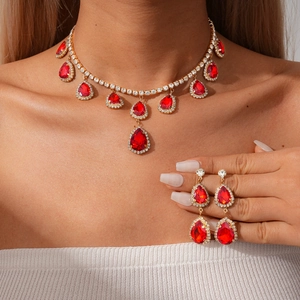 Vue détaillée du collier et des boucles d'oreilles en pierre rouge en forme de poire