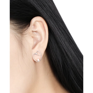 Minimalist S925 silver irregular heart stud earrings with pearl on a female model