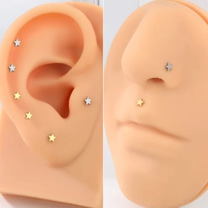 Star-shaped F136 titanium piercing studs for ears and lips in gold and silver finish