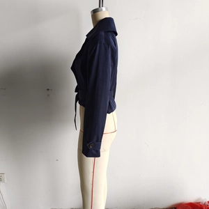 Vue détaillée du trench-coat court bleu marine avec ceinture à nouer et col à revers
