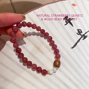 Elegantes Armband aus Erdbeerkristall und Süßwasserperlen mit einer Vintage-Holzperle