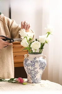 Dettaglio del vaso in ceramica con smalto craquelé, motivi floreali blu e manici