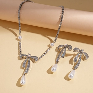Parure de bijoux élégante avec nœud en strass et perles d'imitation en forme de gouttelette