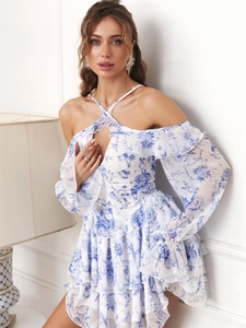 Robe courte fleurie bleue et blanche à épaules dénudées avec manches à volants et découpe