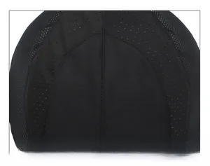 Macro del tessuto a rete traspirante e delle cuciture rinforzate di un cappello sportivo