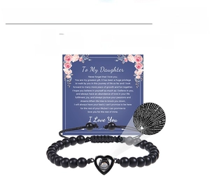 Vue détaillée des perles en pierre noire mate de 6mm et breloque de projection coeur