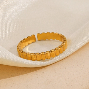 Bague ajustable plaqué or 18K en acier inoxydable avec texture rayée sur soie blanche