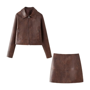 Ensemble vintage en similicuir marron avec veste à revers zippée et mini-jupe courte