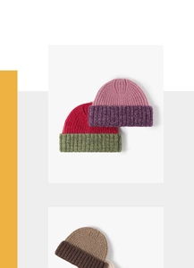 Détail de bonnets en grosse maille color-block avec texture laine chaude pour l'hiver