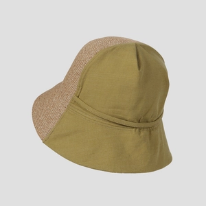 Dettaglio del cappello da sole in lino verde oliva e paglia a tesa larga traspirante
