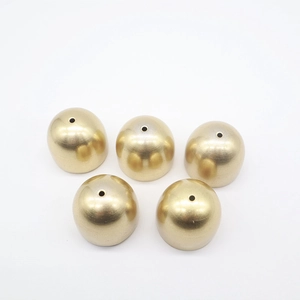 Fünf vintage 28mm gebürstete goldene Metallglocken mit Loch auf weißem Hintergrund