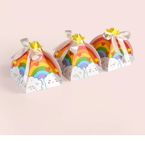 Détail de boîtes à bonbons arc-en-ciel en forme de pyramide avec nœud en ruban champagne