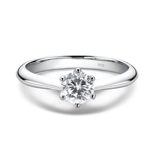 Close-up of S925 sterling silver ring featuring a 5CT round-cut brilliant moissanite