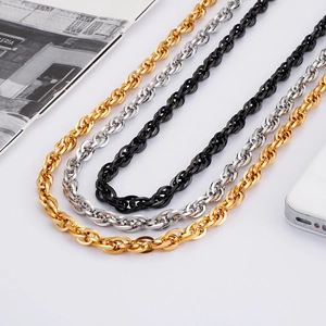 Detail von Kordelketten in Gold, Silber und Schwarz mit glänzender Metalloberfläche
