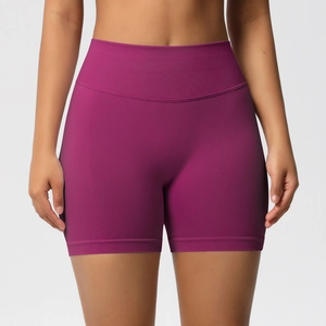 Détail de la taille haute sans couture sur le short de yoga de couleur violet foncé