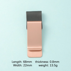 Vista macro della clip per penna in acciaio oro rosa con misure 68mm per 22mm