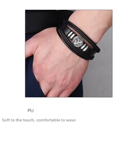 Détail du bracelet multicouche en cuir PU noir tressé avec charme métallique pour homme