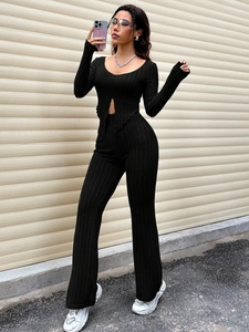 Zweiteiliges Damen-Strickset mit langärmeligem Oberteil und ausgestellter Hose mit hoher Taille