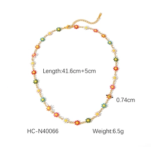 Dettaglio della collana margherita in smalto colorato con specifiche di lunghezza e peso