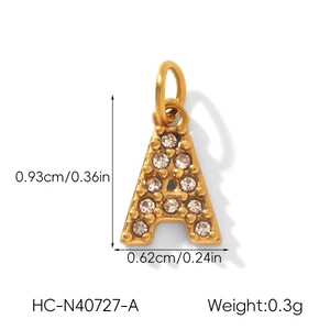 Vue détaillée du pendentif lettre A doré avec strass scintillants et dimensions du produit