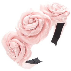 Détail d'un serre-tête en satin rose avec trois grandes roses 3D en soie faites main