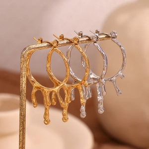Ohrringe im Lava-Tropfen-Stil aus 18K Gold und Silber auf einem Metallständer