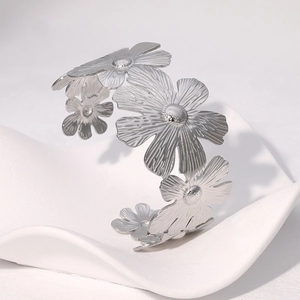 Elegant vintage daisy-shaped open cuff bracelet in polished silver stainless steel
