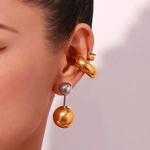 18K vergoldete Doppel-Kugel-Ohrringe und klobiges Ear Cuff Set am weiblichen Model