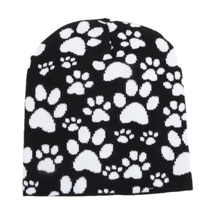 Warmer Winter-Strickbeanie mit weißem Pfotenabdruck-Jacquardmuster auf schwarzem Grund