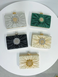 Elegante Abendtaschen aus Seide in fünf Farben mit Strassblume und plissiertem Satin