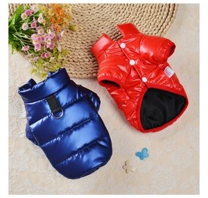 Détail de doudounes matelassées pour animaux en bleu et rouge brillants avec boucle en D