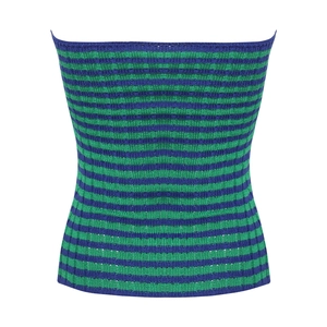 Dettaglio del top a fascia in maglia a righe orizzontali blu e verdi con trama a costine